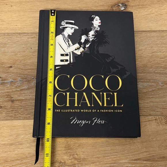 COCO CHANEL Fashion Book
Coco Chanel:The Illustrated World of a Fashion Icon - Picture 2 of 10